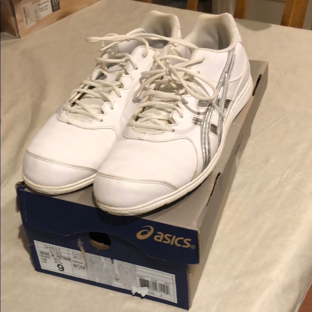 ASICS “Cheer 7” Cheer/Leisure Sneakers *Size 9*